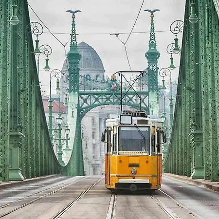 Luxe 2br With View On The St Stephen Road Budapest