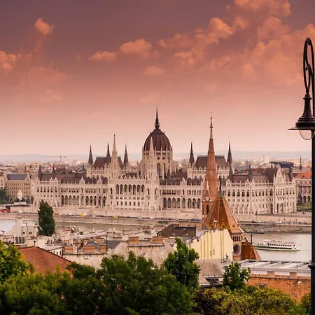 Luxe 2br With View On The St Stephen Road Budapest