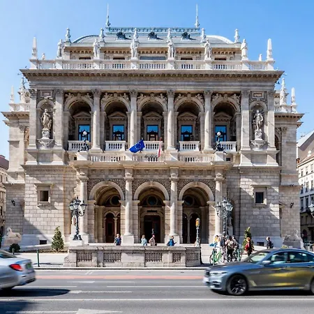 Luxe 2br With View On The St Stephen Road Apartment Budapest