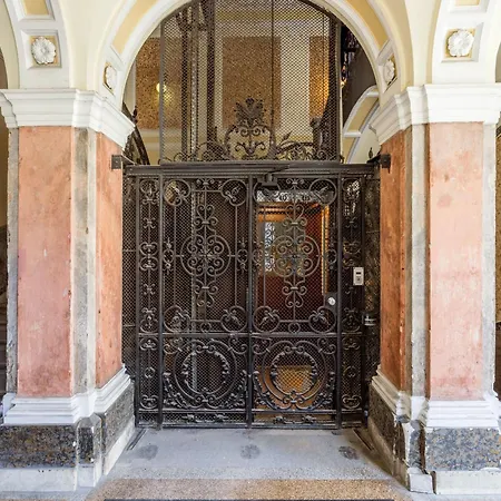 Luxe 2br With View On The St Stephen Road Budapest